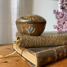 Charger l'image dans la galerie, Pilulier, boîte à bijoux vintage en laiton cloisonné
