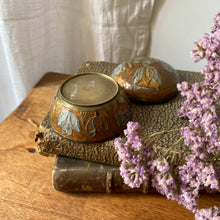 Charger l'image dans la galerie, Pilulier, boîte à bijoux vintage en laiton cloisonné
