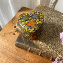 Charger l'image dans la galerie, Pilulier, boîte à bijoux indienne vintage en papier mâché
