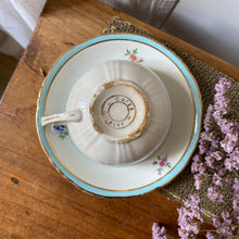 Charger l'image dans la galerie, Tasse ancienne fleurie Café Gilbert

