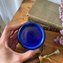 Charger l'image dans la galerie, Vaporisateur en verre bleu ancien
