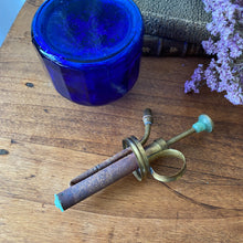 Charger l'image dans la galerie, Vaporisateur en verre bleu ancien
