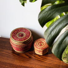 Charger l'image dans la galerie, Duo vintage de petits paniers artisanaux tressés
