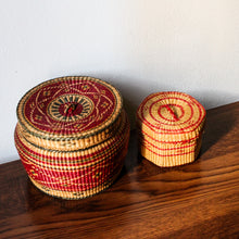 Charger l'image dans la galerie, Duo vintage de petits paniers artisanaux tressés
