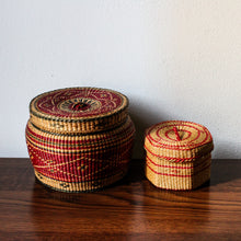 Charger l'image dans la galerie, Duo vintage de petits paniers artisanaux tressés
