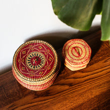 Charger l'image dans la galerie, Duo vintage de petits paniers artisanaux tressés

