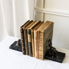 Charger l'image dans la galerie, Paire de serre-livres biches en régule et marbre
