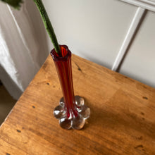 Charger l'image dans la galerie, Grand soliflore rouge vintage en verre
