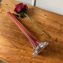 Charger l'image dans la galerie, Grand soliflore rouge vintage en verre
