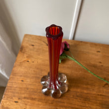 Charger l'image dans la galerie, Grand soliflore rouge vintage en verre
