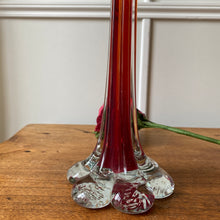 Charger l'image dans la galerie, Grand soliflore rouge vintage en verre
