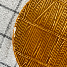 Charger l'image dans la galerie, Plat rond en barbotine "paille" vintage
