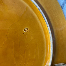 Charger l'image dans la galerie, Plat rond en barbotine "paille" vintage
