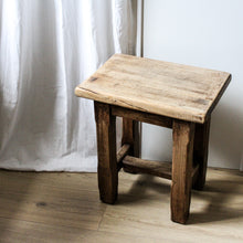Charger l'image dans la galerie, Tabouret en chêne massif vintage
