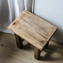 Charger l'image dans la galerie, Tabouret en chêne massif vintage
