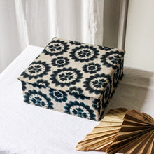 Charger l'image dans la galerie, Boîte de rangement carrée en tissu vintage

