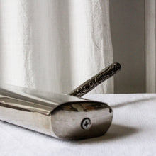 Charger l'image dans la galerie, Ramasse-miettes vintage en métal

