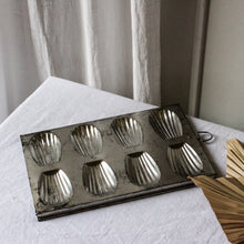 Charger l'image dans la galerie, Moule à madeleines en inox ancien
