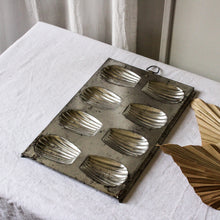 Charger l'image dans la galerie, Moule à madeleines en inox ancien
