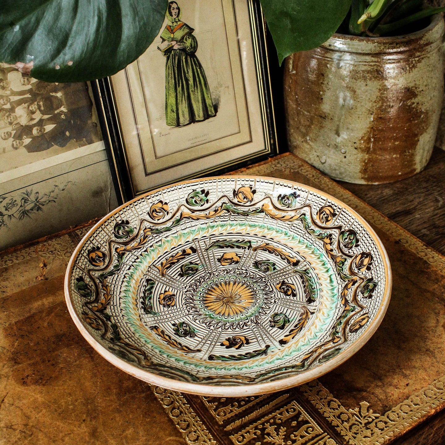Large assiette en poterie roumaine vintage
