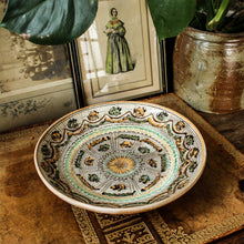 Charger l&#39;image dans la galerie, Large assiette en poterie roumaine vintage
