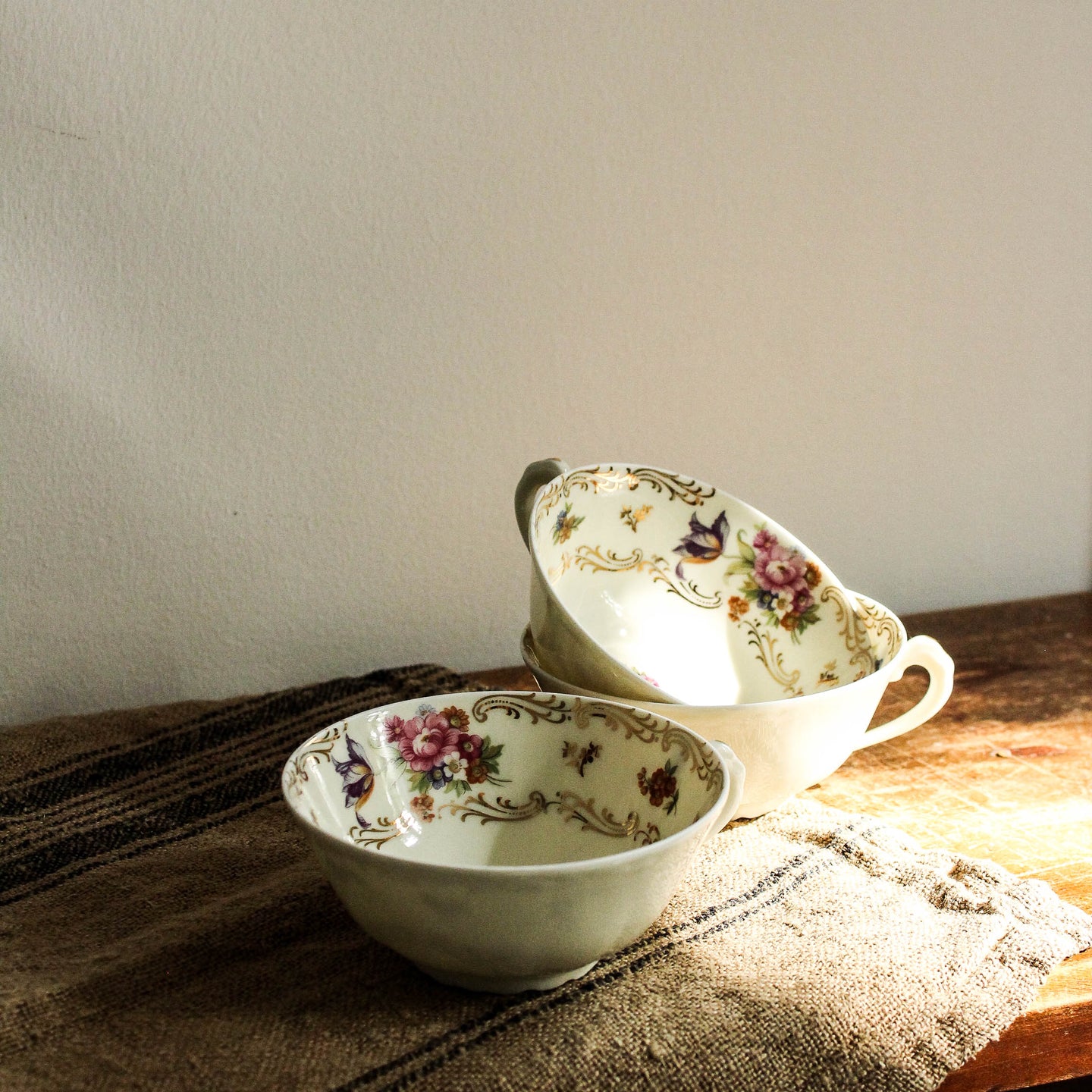 Trio de tasses à thé en porcelaine de Limoges
