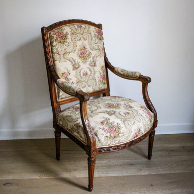 Fauteuil sculpté style Louis XVI