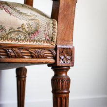 Charger l&#39;image dans la galerie, Fauteuil sculpté style Louis XVI
