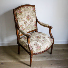 Charger l&#39;image dans la galerie, Fauteuil en bois sculpté Louis XVI tapisserie fleurie
