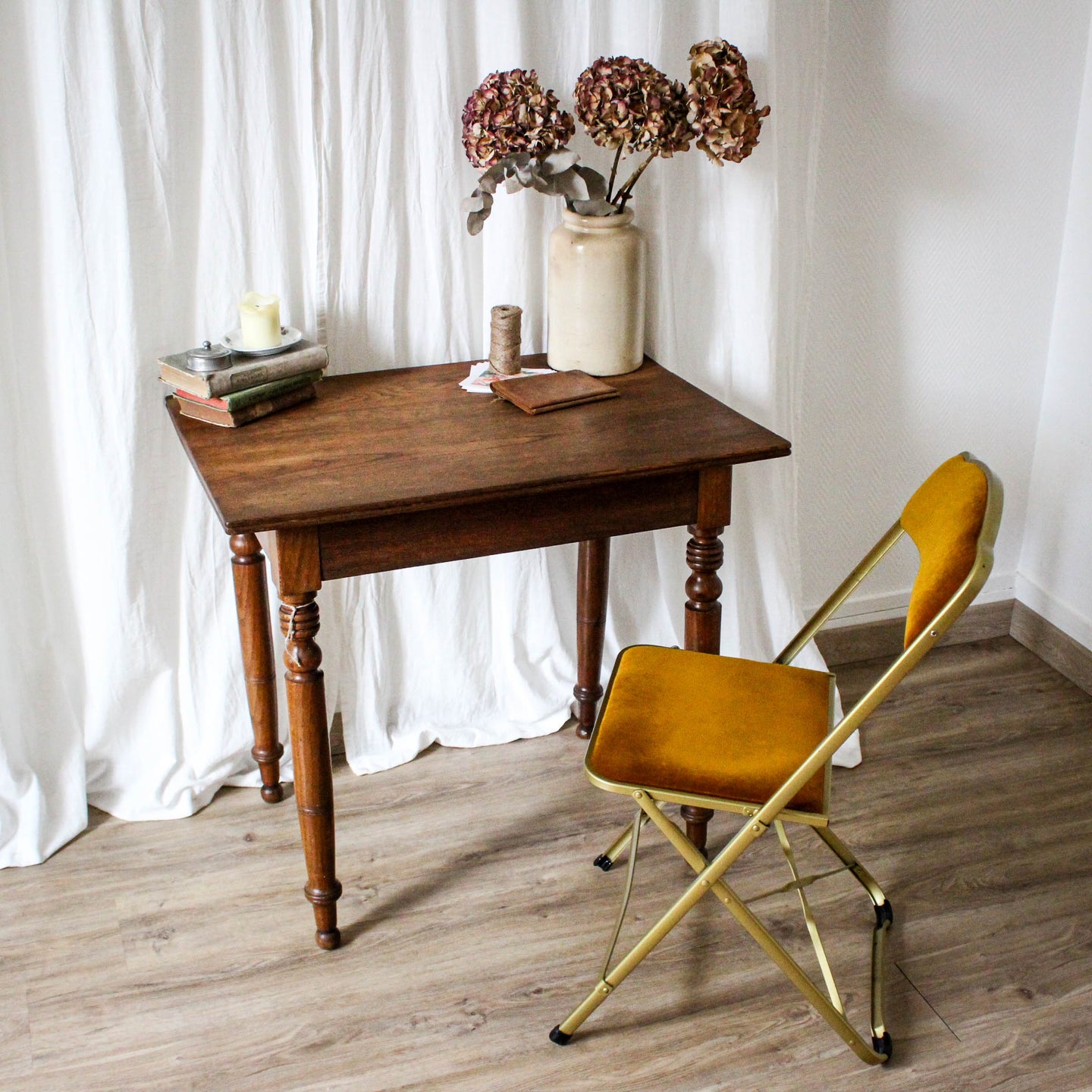 Bureau en bois brut ancien