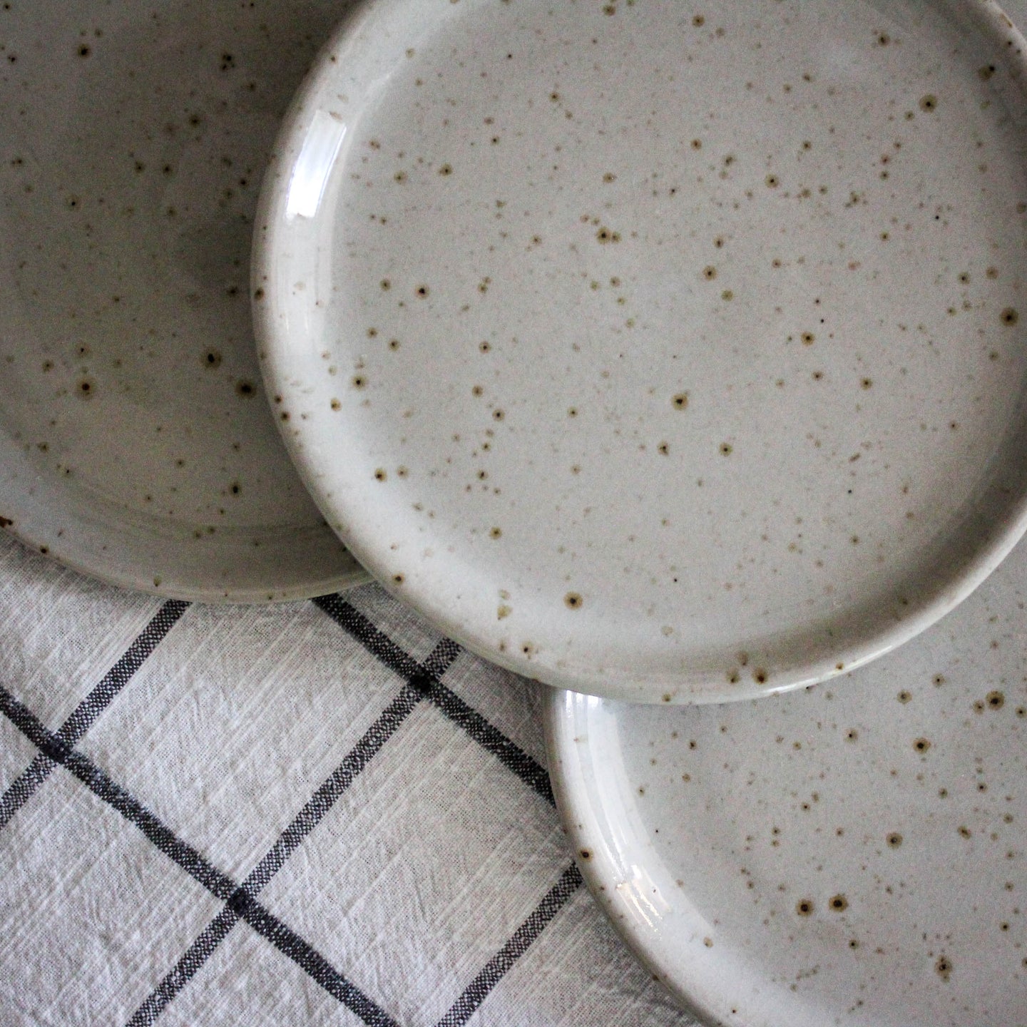 Assiettes à dessert et plat rond en grès