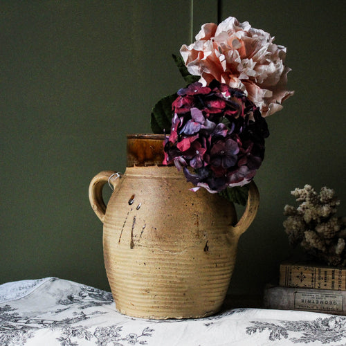 Poterie ancienne à deux anses