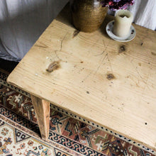 Charger l&#39;image dans la galerie, Table en pin ancienne
