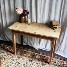 Charger l&#39;image dans la galerie, Table en pin ancienne
