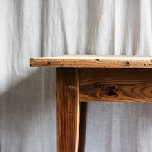 Charger l&#39;image dans la galerie, Table en pin ancienne
