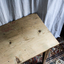 Charger l&#39;image dans la galerie, Table en pin ancienne
