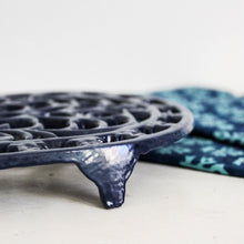 Charger l&#39;image dans la galerie, Dessous de plat bleu vintage
