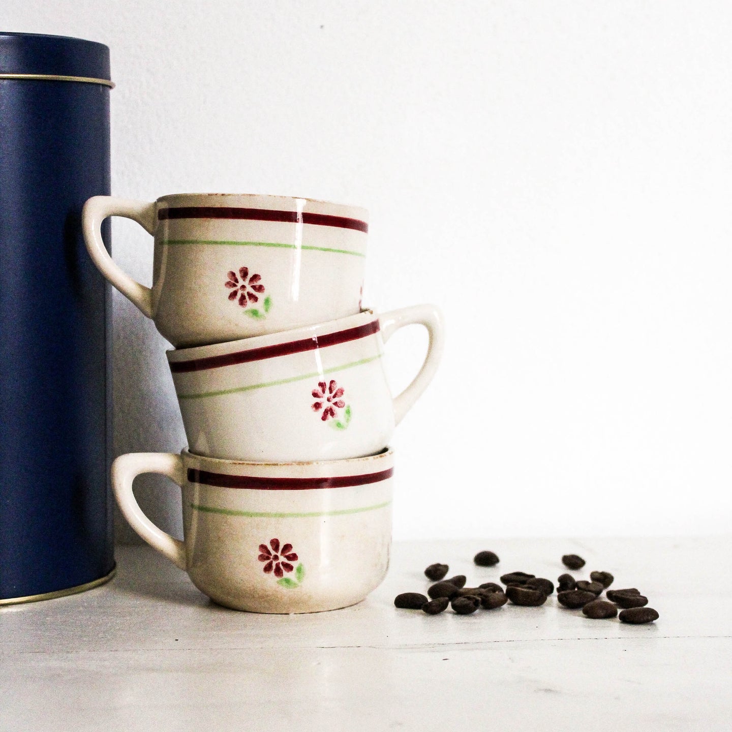 Trio de tasses anciennes 
