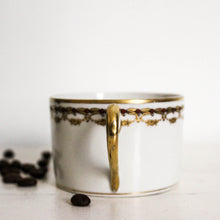 Charger l&#39;image dans la galerie, Trio de tasses anciennes &quot;gold details&quot;
