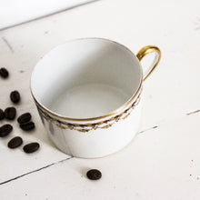 Charger l&#39;image dans la galerie, Trio de tasses anciennes &quot;gold details&quot;
