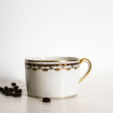 Charger l&#39;image dans la galerie, Trio de tasses anciennes &quot;gold details&quot;
