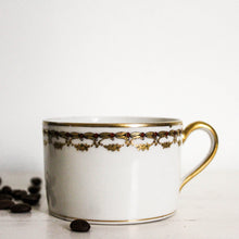 Charger l&#39;image dans la galerie, Trio de tasses anciennes &quot;gold details&quot;

