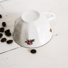 Charger l&#39;image dans la galerie, Trio de tasses anciennes &quot;gold details&quot;
