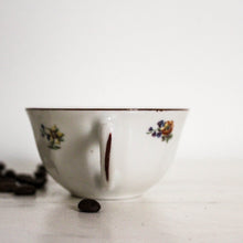 Charger l&#39;image dans la galerie, Trio de tasses anciennes &quot;gold details&quot;

