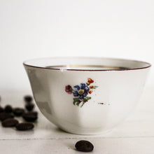 Charger l&#39;image dans la galerie, Trio de tasses anciennes &quot;gold details&quot;
