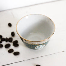 Charger l&#39;image dans la galerie, Trio de tasses anciennes &quot;gold details&quot;
