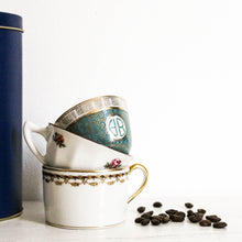 Charger l&#39;image dans la galerie, Trio de tasses anciennes &quot;gold details&quot;

