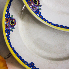 Charger l&#39;image dans la galerie, Duo d&#39;assiettes anciennes colorées
