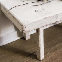 Charger l&#39;image dans la galerie, Petit banc blanc en bois massif ancien
