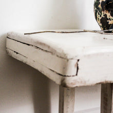 Charger l&#39;image dans la galerie, Petit banc blanc en bois massif ancien
